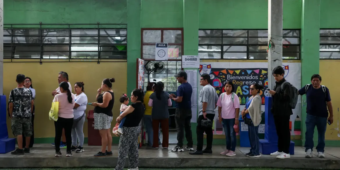 peru:-ultraconservador-e-esquerda-disputam-voto-a-voto-para-2o-turno