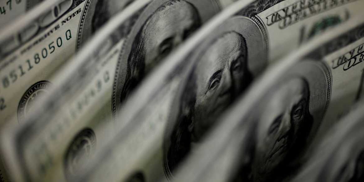dolar-cai-a-r$-4,91-e-fecha-no-menor-valor-em-27-meses